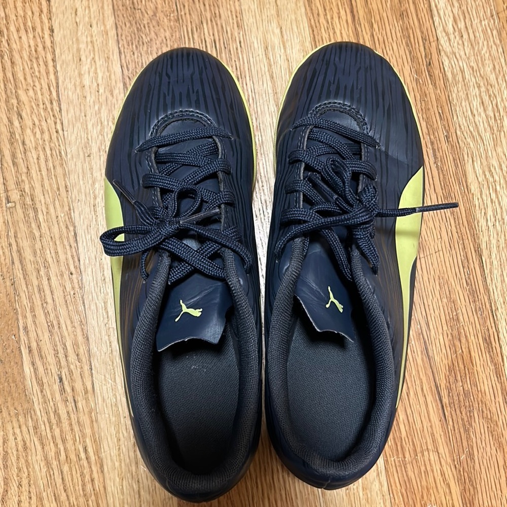 Indoor Puma soccer shoes (rapido III)